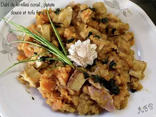 Dahl de lentilles corail, patate douce et tofu fumé