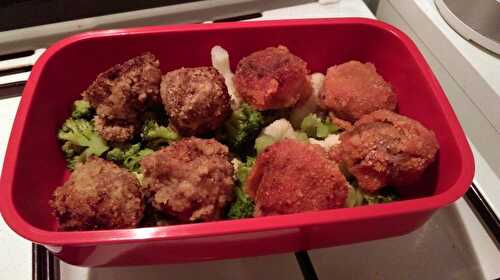 Duo de boulettes de boeuf panées (à la française et à l’américaine) sur trio de fleurettes