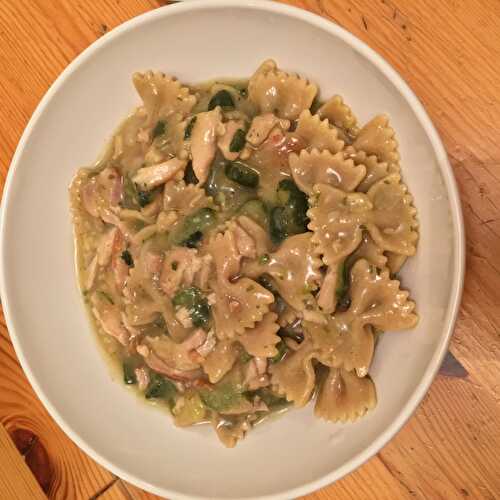 Émincés de poulet, courgettes et farfalle