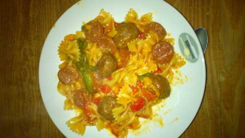 Farfalle aux boulettes de viande, chorizo et poivrons