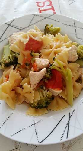 Farfalle brocolis tomates et poulet