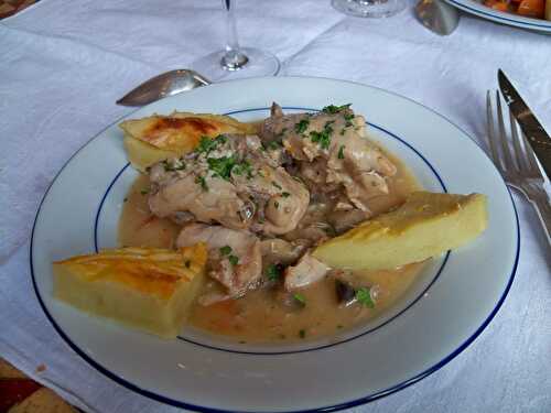 Lapin au vin blanc accompagné de champignons