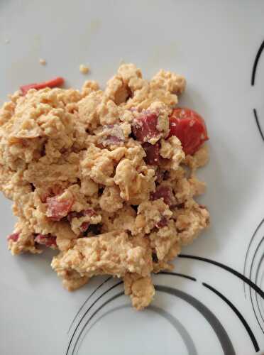 Oeufs brouillés chorizo et tomates