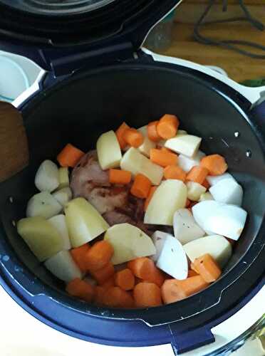 Palette de porc demi-sel, pomme de terre, carottes et navets