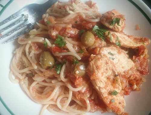 Pâte au riz brun , poulet mariné tomate oignon citron vert persil et olive verte