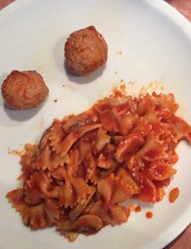 Pâtes aux boulettes, tomates et champignons