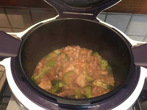 Poitrine de porc a la sauce de soja et curry avec courgette et brocolis