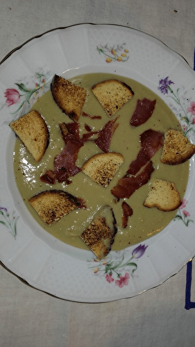 Potage au pois cassés et ses chips de jambon