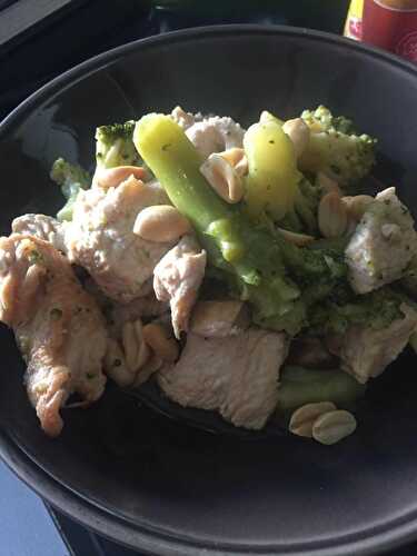 Poulet au brocoli et aux cacahuètes