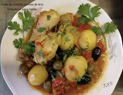 Poulet aux poivrons, pommes de terre fondantes, à la sauce tomate