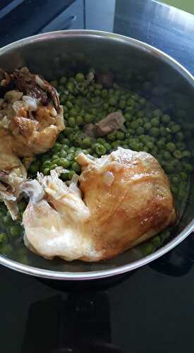 Poulet rôti petit pois champignons de Paris.