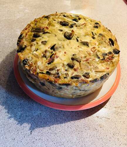 Quiche sans pâte oignons champignons et allumettes de jambon