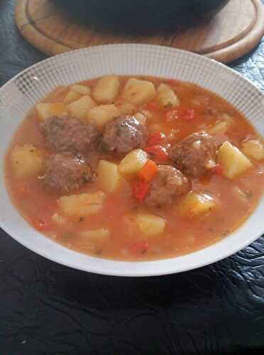 Ragout de pomme de terre et boulette de viande de boeuf