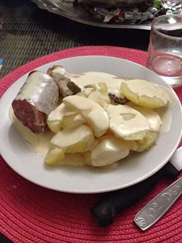 Saucisse de morteaux, lard fumé et pomme de terre sauce crème fraîche et moutarde