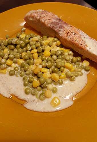 Saumon maïs et petits pois sauce crêmée à la moutarde
