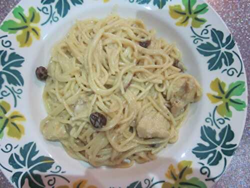 Spaghettis poulet a la colombo lait de coco et raisin sec