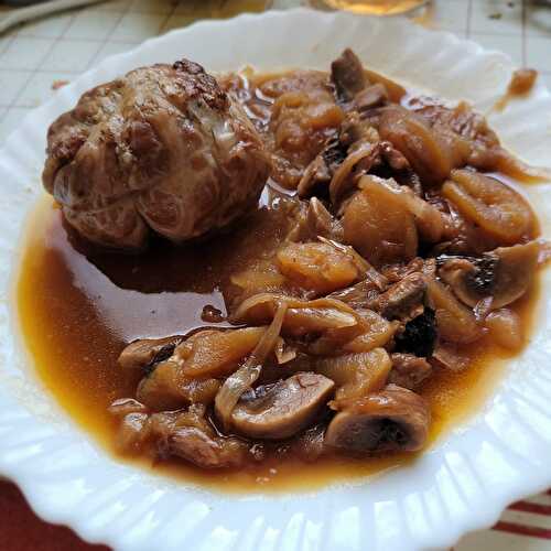 Paupiettes de veau avec pommes et champignons