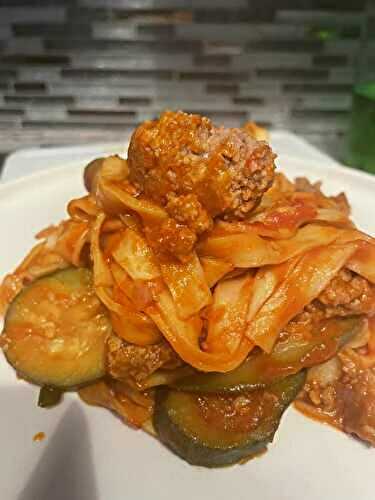 Tagliatelles et boulettes de bœuf à la sauce tomate