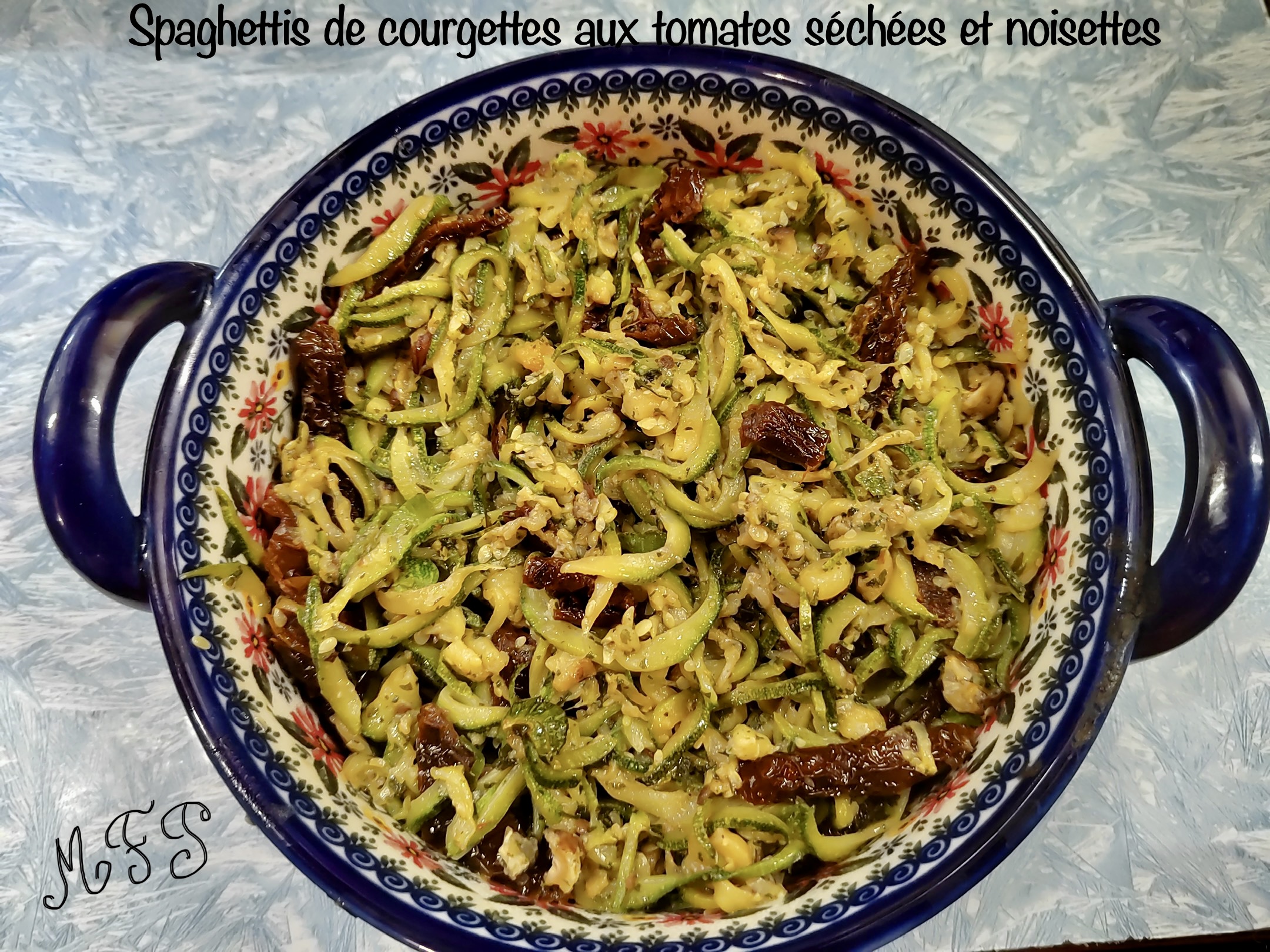 Spaghettis de courgettes aux tomates séchées et noisettes