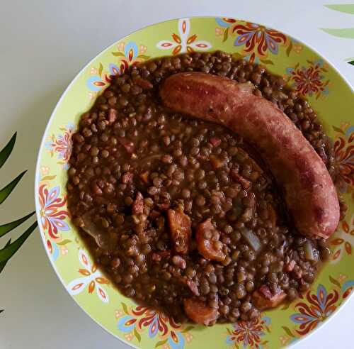 Saucisses de Toulouse, lentilles et lardons