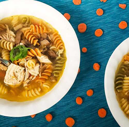 Soupe de poulet et pâtes tricolores