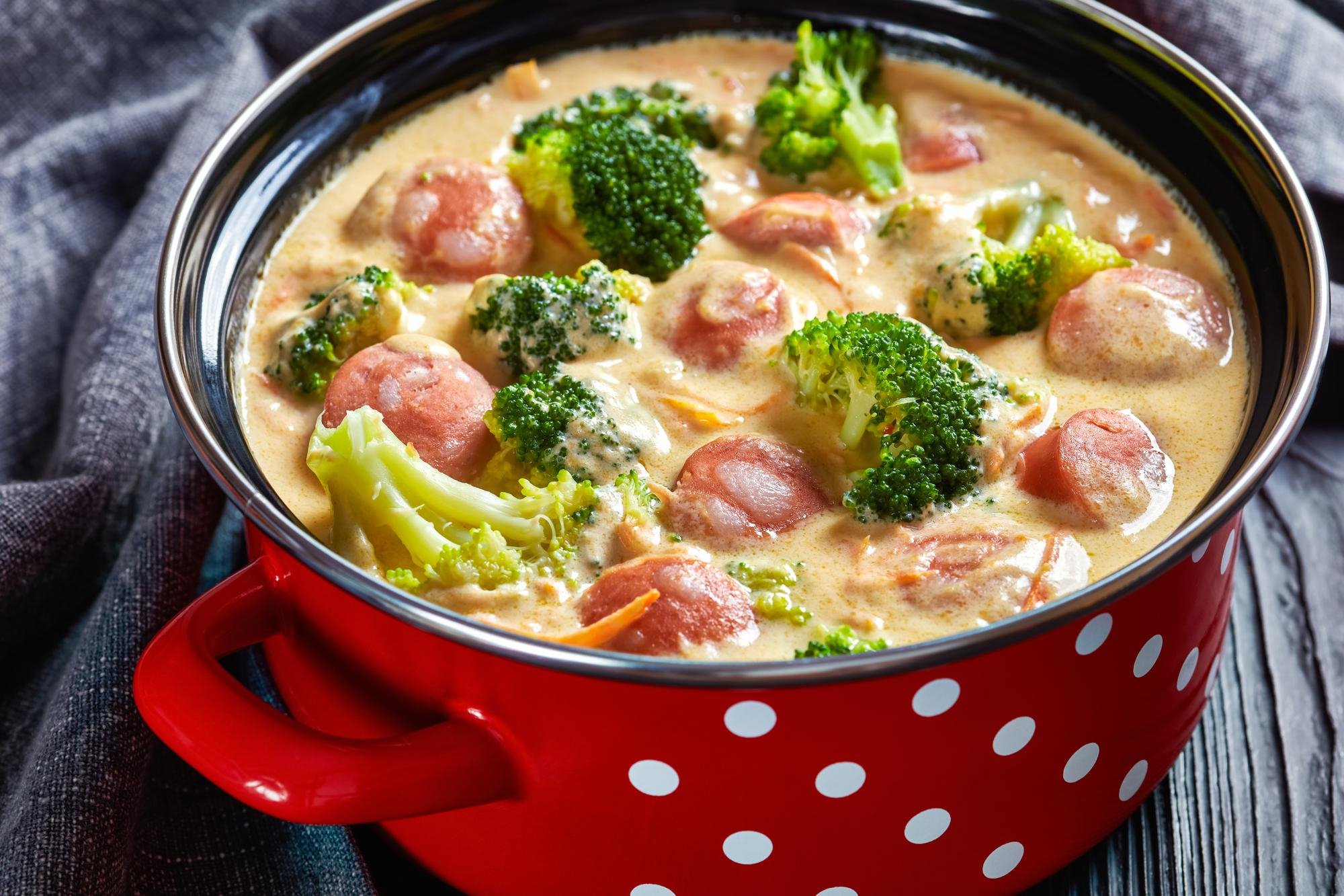 Soupe keto aux Brocolis, Cheddar et Saucisses à l'autocuiseur cookéo