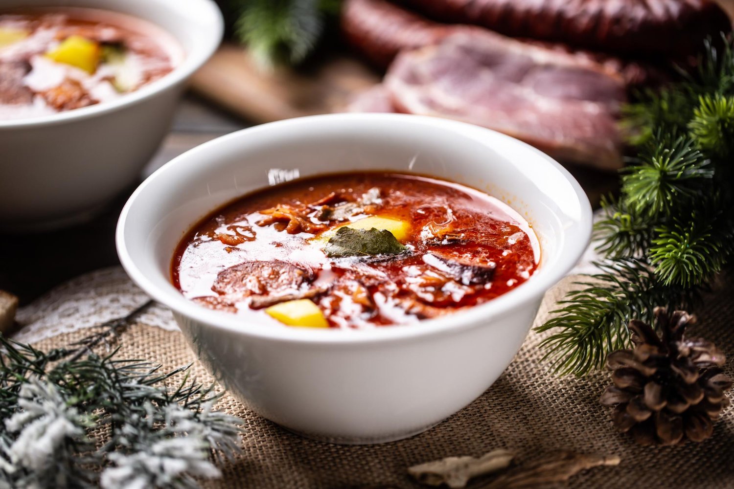 Soupe traditionnelle de Noël au chou aigre, pommes de terre, saucisse, porc fumé, champignons et concentré de tomate à l'autocuiseur Moulinex