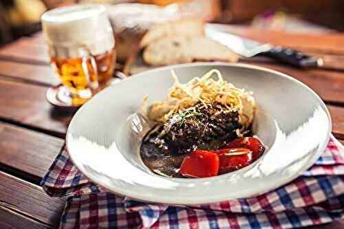 Steak de bœuf confit à la bière et aux oignons, accompagné de pain grillé au multicuiseur Moulinex