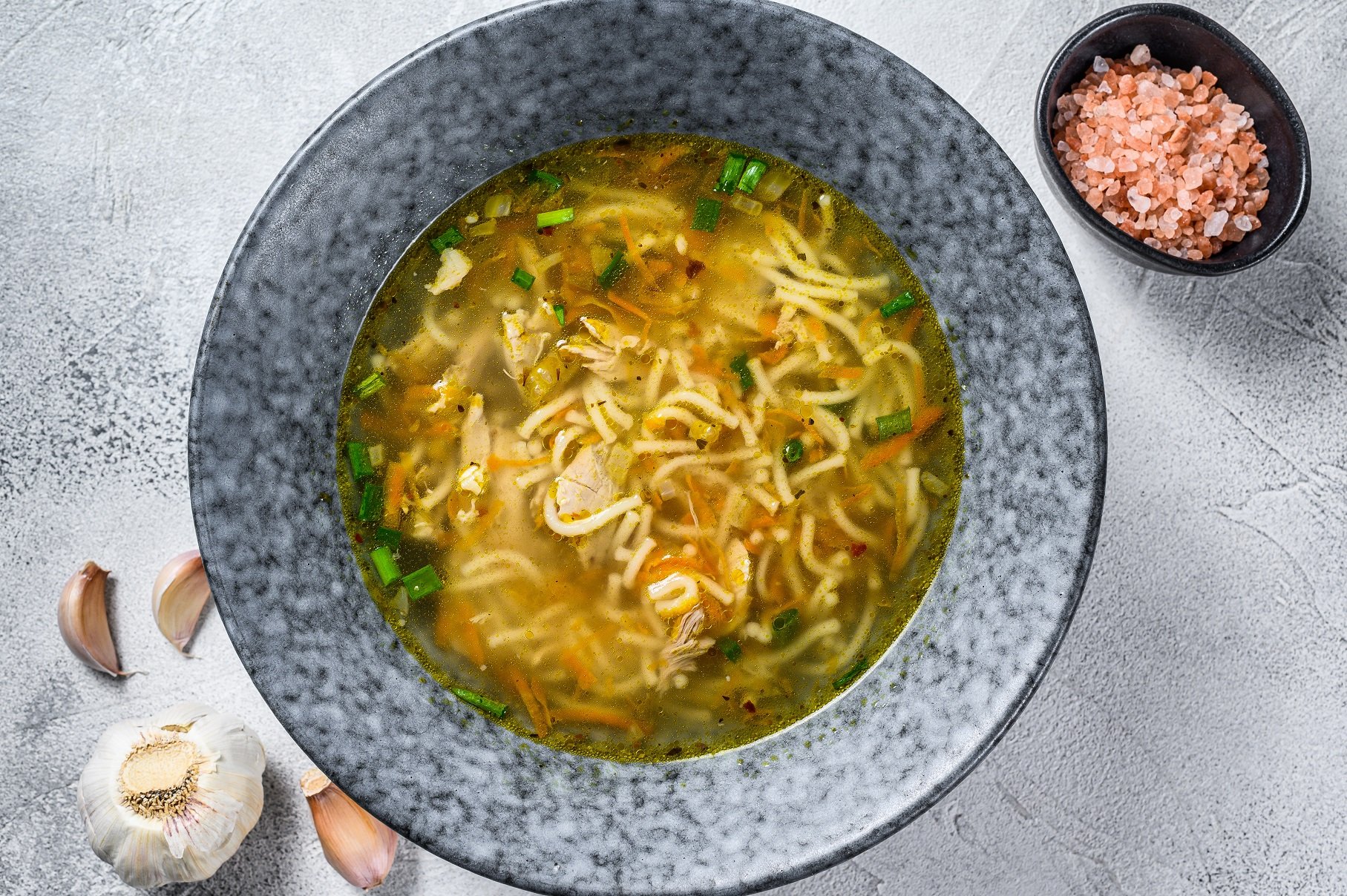 Soupe au bouillon de poulet, légumes et nouilles à l'autocuiseur cookéo