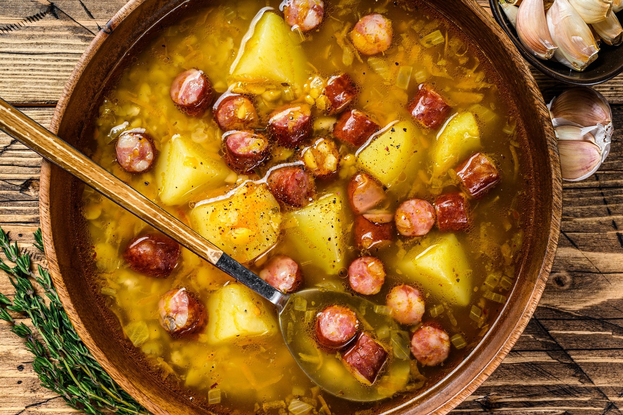 Soupe aux pois cassés avec saucisses fumées et pommes de terre à l'autocuiseur cookéo