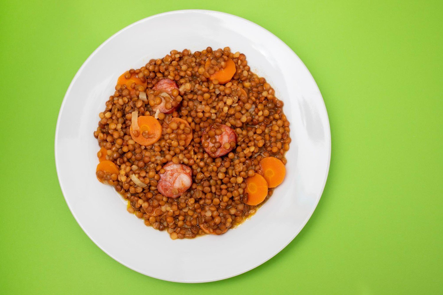 Lentilles Brunes et Chorizo : Un Festin Réconfortant au robot multi-cuiseur Moulinex