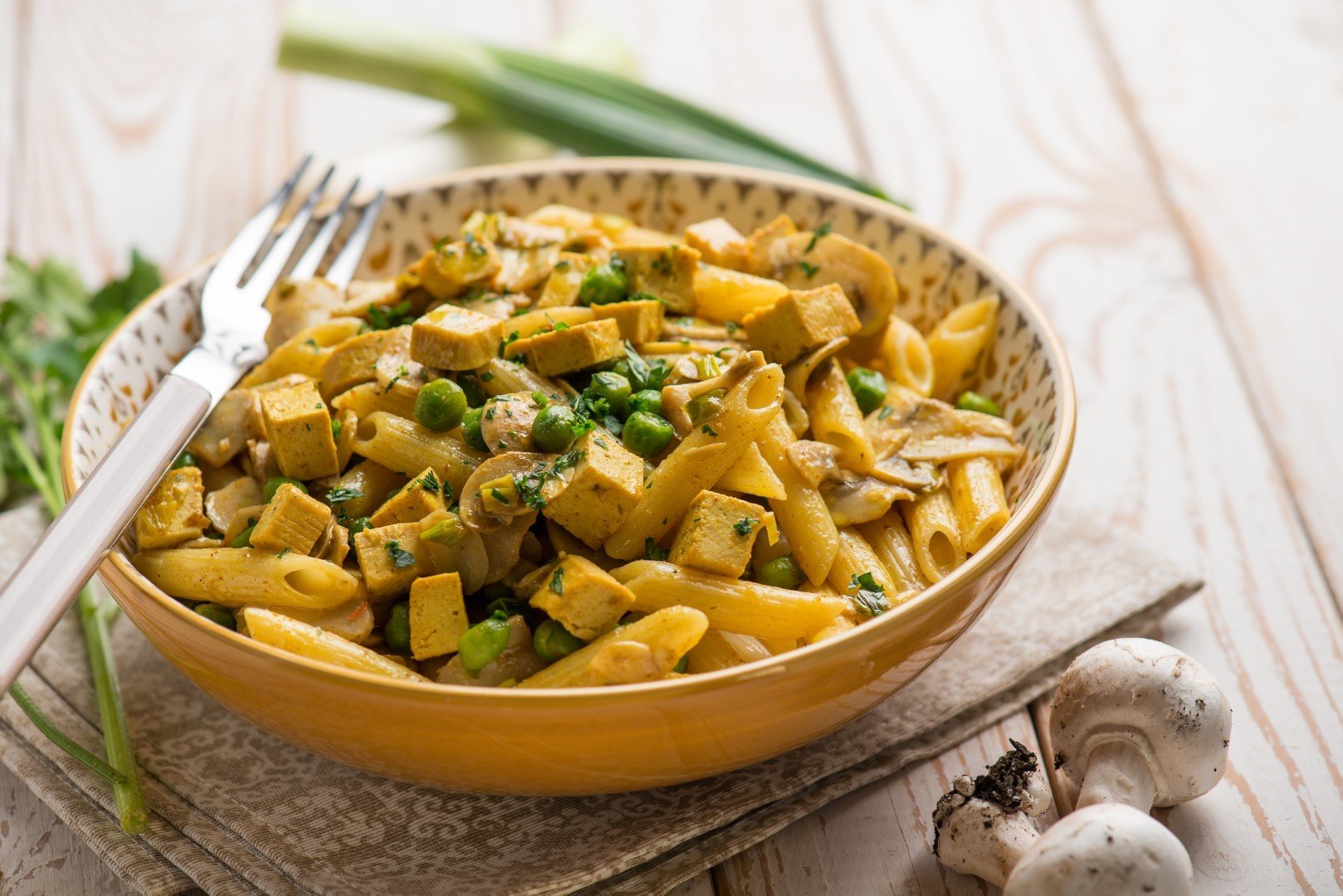 Pâtes Complètes au Tofu Fumé, Champignons, Petits Pois et Poireaux au Cookeo au cookéo