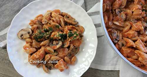 ONE PAN PASTA AU POULET, CHAMPIGNONS ET TOMATE