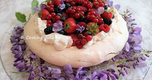 PAVLOVA AUX FRUITS ROUGES ET CURD DE FRAMBOISE