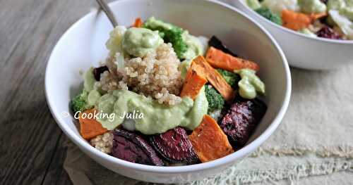 VEGGIE BOWL AU QUINOA, SAUCE À L'AVOCAT