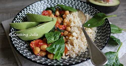 VEGGIE BOWL DE BOULGOUR, POIS CHICHES ET LÉGUMES 