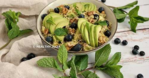 SALADE DE QUINOA, AVOCAT ET MYRTILLES