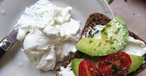 BRUSCHETTA À L'AVOCAT ET À LA CHANTILLY DE FETA