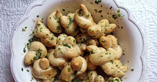 GARLIC KNOTS