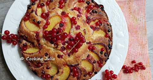 GÂTEAU AU YAOURT, PÊCHES ET GROSEILLES