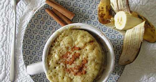 MUG CAKE À LA BANANE ET À LA CANNELLE