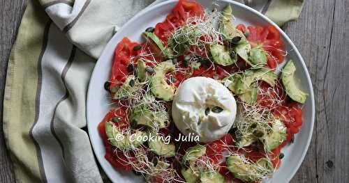 SALADE DE TOMATES À LA BURRATA ET AUX GRAINES  