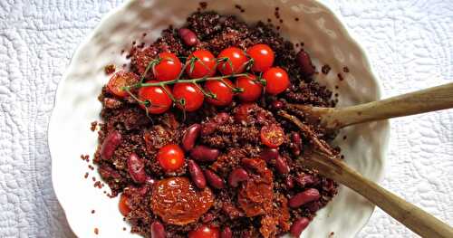 SALADE ROUGE : QUINOA, TOMATES ET HARICOTS