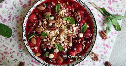 SOUPE DE FRUITS ROUGES ET SON CRUMBLE AUX FRUITS SECS