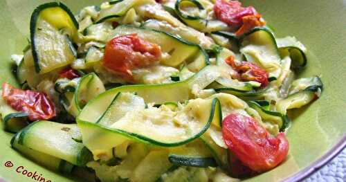 TAGLIATELLES DE COURGETTES AUX TOMATES SÉCHÉES, AIL ET FINES HERBES