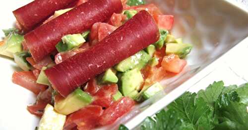 TARTARE DE TOMATE ET AVOCAT À LA VIANDE DES GRISONS