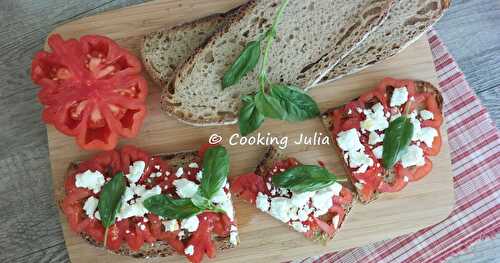 TARTINES AU PESTO DE BASILIC, TOMATE ET FETA