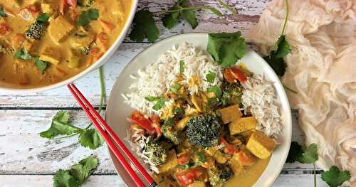 CURRY DOUX DE TOFU AUX LÉGUMES ET BEURRE DE CACAHUÈTE