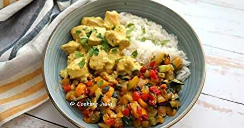 POULET AU CURRY, LÉGUMES D'ÉTÉ ET RIZ