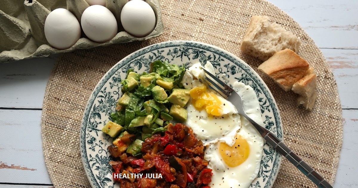 ŒUFS AU PLAT, RATATOUILLE ET SALADE D'AVOCAT